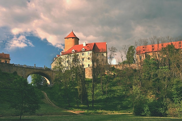 Foto schöne landschaft mit veveri-schloss natürliche farbenfrohe landschaft mit sonnenuntergang brno-damm tschechisch