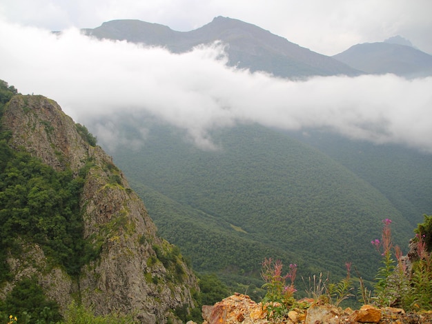 Schöne Landschaft mit Wolken Grüne Berglandschaft NordossetienAlanien Russland