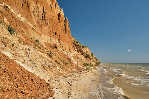 Schöne Landschaft, sandige Klippe über dem Meer. Feder. Reisekonzept. Schöne Natur. Ukraine.