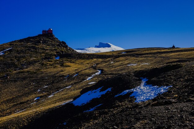 Schöne Landschaft schneebedeckte Berge und blauer Himmel