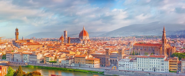 Schöne Landschaft über Panorama auf historische Ansicht von Florenz vom Piazzale Michelangelo-Punkt Morgenzeit