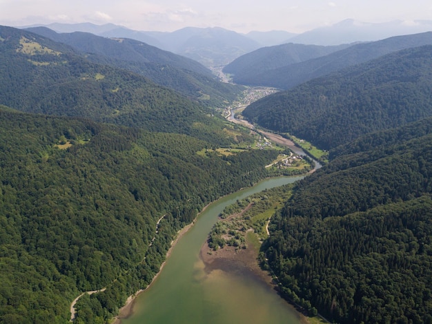 Schöne Landschaft von einer Drohne auf den Bergen und dem Fluss