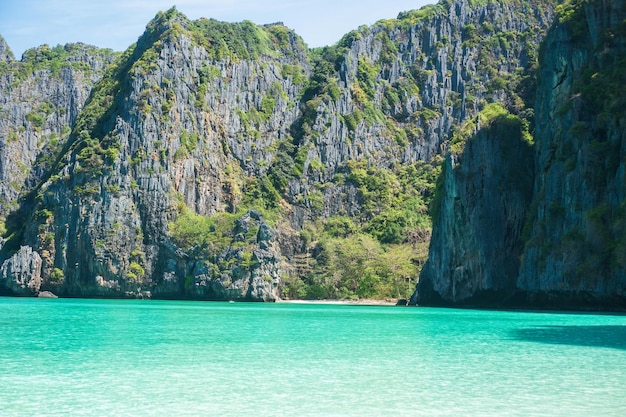 Schöne Landschaft von Maya Bay Beach auf der Insel Phi Phi Krabi Thailand Wahrzeichen Reiseziel Südostasien Reiseurlaub und Urlaubskonzept