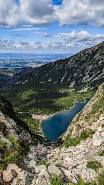 Schöne Landschaft von Seen und Bergen unter bewölktem Himmel als Tapete, Poster, Hintergrund