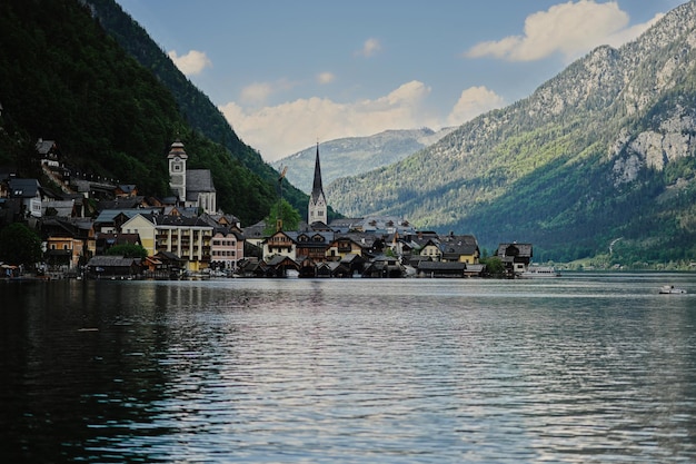 Schöne landschaftliche Landschaft über dem österreichischen Alpensee in Hallstatt Salzkammergut Österreich