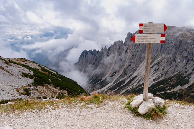 Foto schöne landschaftsansicht am rifugio auronzo dolomite italy.