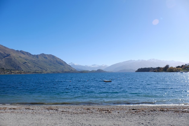 Foto schöne landschaftsansicht am wanaka-see berühmtes wahrzeichen auf der südinsel neuseelands