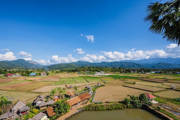 Schöne Landschaftsansicht auf Wat Phuket Aussichtspunkt Pua District nan. Der Phuket-Tempel ist ein Tempel in der Provinz Nan. Pua im zentralen Teil der Provinz Nan, Nordthailand