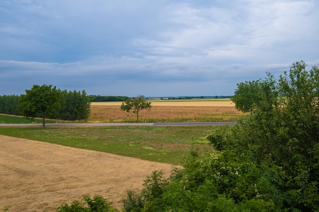 Schöne Landschaftsansicht aus dem Zugfenster.