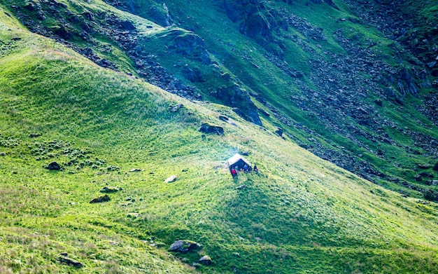 Schöne Landschaftsansicht der Bergkette während der Monsunzeit in Nepal.