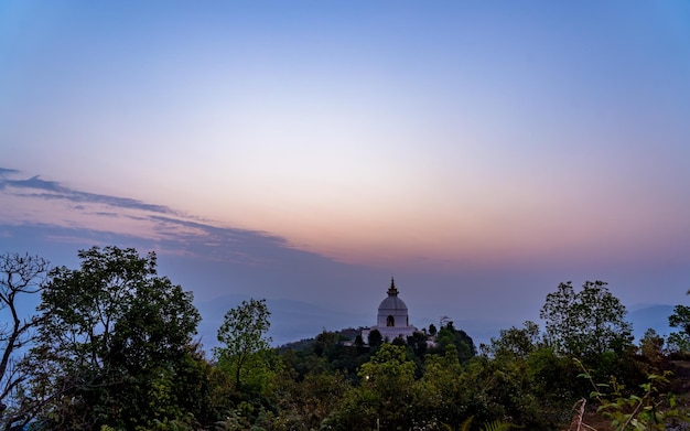 Schöne Landschaftsansicht des düsteren Sonnenaufgangs und der Weltfriedensstupa in Pokhara Nepal