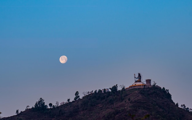 Schöne Landschaftsansicht des düsteren Sonnenaufgangs und der Weltfriedensstupa in Pokhara Nepal