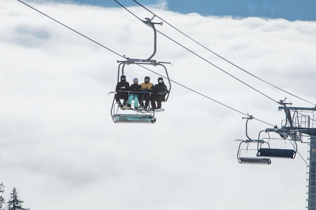 Foto schöne landschaftsansicht des karpatischen bukovel-gebirgsskiortes ukraine