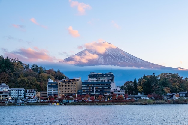 Schöne Landschaftsansicht des Kawaguchiko-Sees in Japan