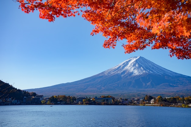 Schöne Landschaftsansicht Mtfuji-Berg mit rotem Ahorn in Japan