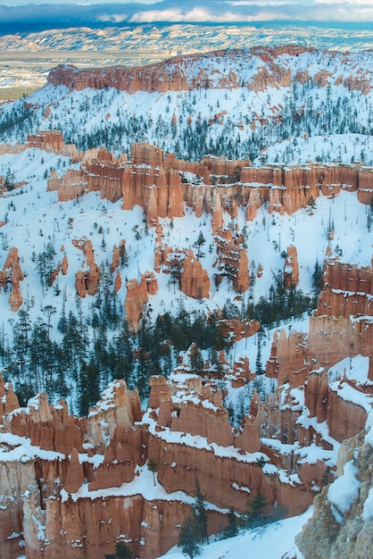 Schöne Landschaftsphotographie von Bryce Canyon National Park während des Winters