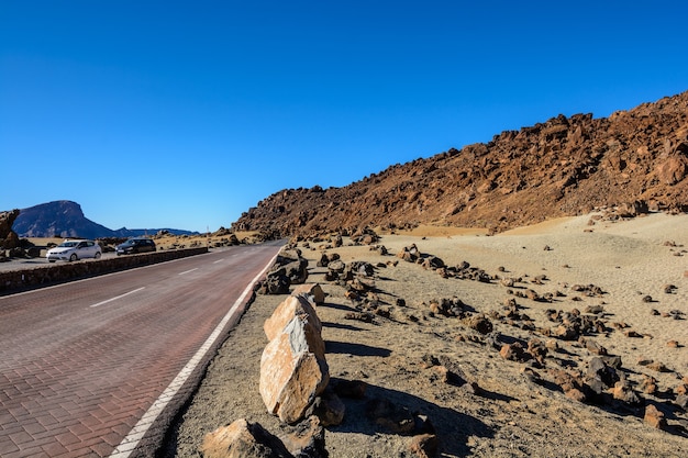 Schöne Landstraßen und Natur. Teide mitten auf der Straße. Mondlandschaft. Wüstenlandschaft im Nationalpark Teide, Teneriffa, Kanarische Inseln, Spanien