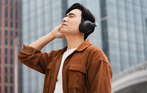 Schöne lange Beine von asiatischen Männern, die laufen, Musik hören und auf der Straße arbeiten.