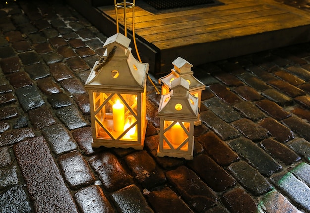 Schöne Laternenlichter im Freien. Ideen für Weihnachtsdekoration.