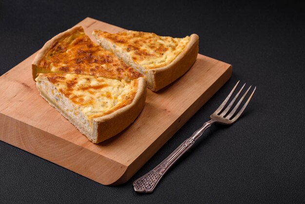 Schöne leckere Quiche-Torte mit vier Käsesorten mit Gewürzen und Kräutern