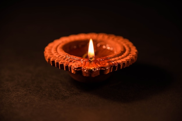 Schöne leuchtende Diwali Diya oder Clay Öllampe, Selektiver Fokus