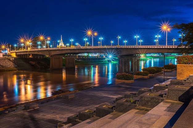 Schöne Lichter auf dem Straßenweg im Park zum entspannenden Gehen, Joggen oder Radfahren und Trainieren und der Nan-Fluss nachts auf der Brücke Naresuan Bridgeat nachts in Phitsanulok CityThailand