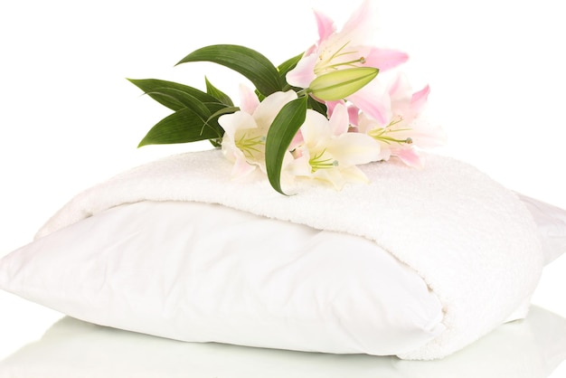 Schöne Lilie auf Kissen mit Handtuch, isoliert auf weiss