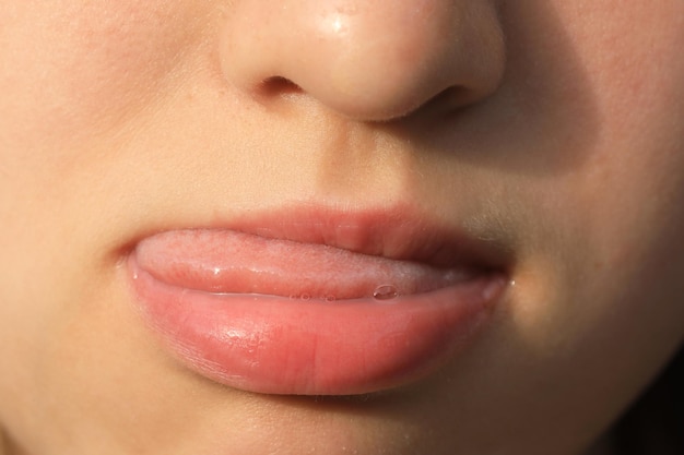 schöne Lippen einer Teenager-Mädchen-Nahaufnahme