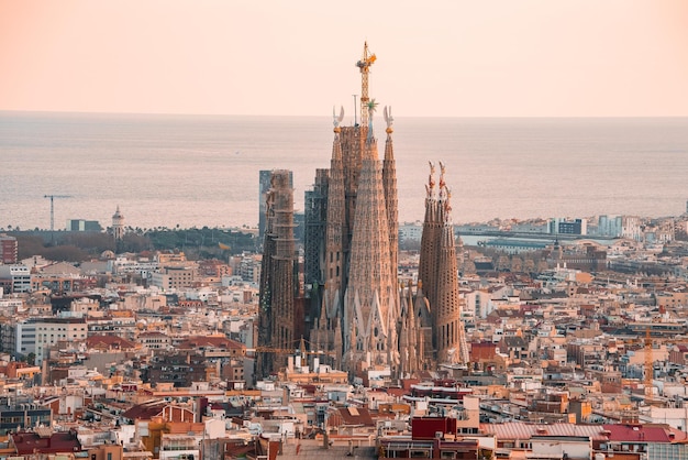 Foto schöne luftansicht auf die stadt barcelona mit einer sagrada familia-kathedrale im stadtzentrum