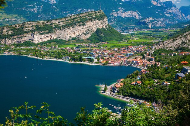 schöne Luftaufnahme auf das kleine Dorf Nago-Torbole im Norden des Gardasees, Italien