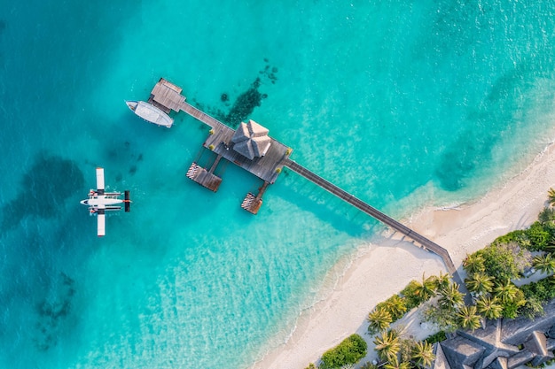 Schöne Luftaufnahme der Küste der Malediven, Pier Water Villa Wasserflugzeug Draufsicht erstaunliche Meeresbucht Lagune