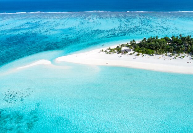 Schöne Luftaufnahme der Malediven und des tropischen Strandes. Reise- und Urlaubskonzept