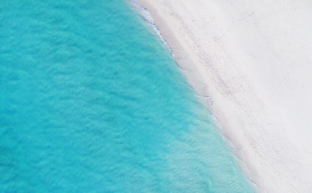 Schöne Luftaufnahme der Malediven und des tropischen Strandes. Reise- und Urlaubskonzept