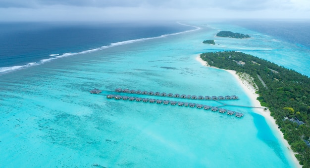 Schöne Luftaufnahme der Malediven und des tropischen Strandes. Reise- und Urlaubskonzept