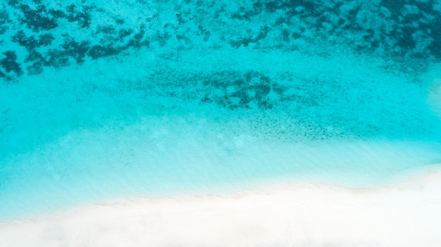 Schöne Luftaufnahme der Malediven und des tropischen Strandes. Reise- und Urlaubskonzept