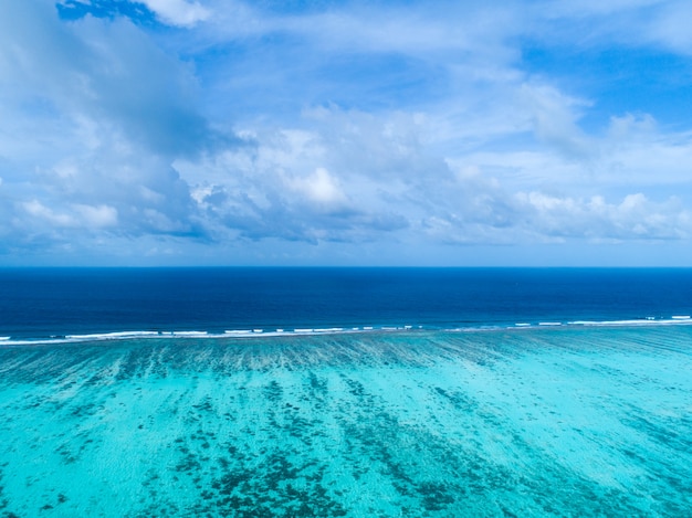 Schöne Luftaufnahme der Malediven und des tropischen Strandes. Reise- und Urlaubskonzept