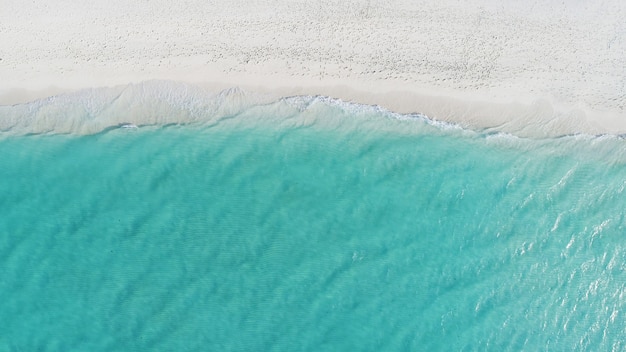 Schöne Luftaufnahme der Malediven und des tropischen Strandes. Reise- und Urlaubskonzept