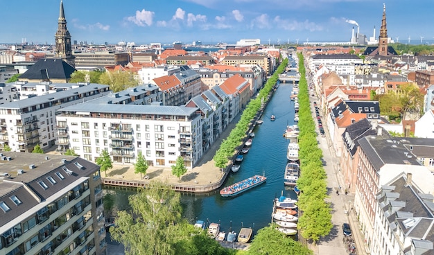 Schöne Luftaufnahme der Skyline von Kopenhagen von oben, Nyhavn historischer Pierhafen und Kanal mit farbigen Gebäuden und Booten in der Altstadt von Kopenhagen, Dänemark