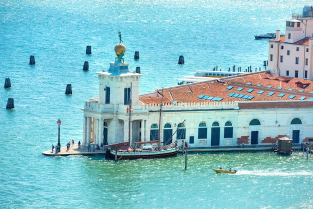 Schöne Luftaufnahme des Canal Grande und der Basilika Santa Maria in Venedig Italien