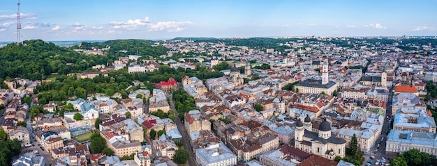 Schöne luftaufnahme des historischen stadtzentrums von lviv ukraine