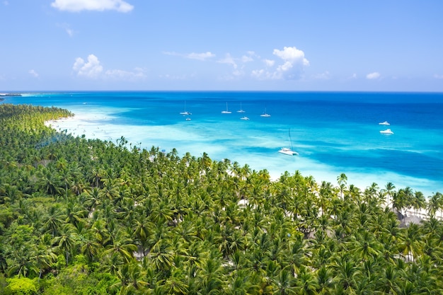 Schöne Luftaufnahme des Strandes