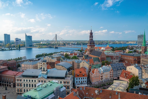 Schöne Luftaufnahme von Riga von oben. Blick vom Dom St. Peter bei Sonnenuntergang