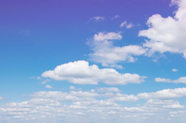 Schöne luftige weiße Wolken in einem hellen sonnigen blauen Himmel.