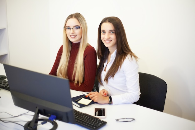 Schöne Mädchen, die im Büro einer Beratungsfirma arbeiten