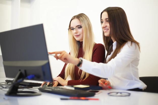 Schöne Mädchen, die im Büro einer Beratungsfirma arbeiten