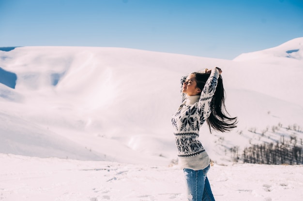 schöne Mädchen genießen die Sonne, Wintertag in den Bergen