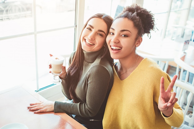 schöne Mädchen im Café