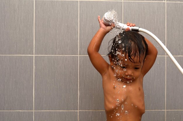 Foto schöne mädchen ohne hemd badet im badezimmer