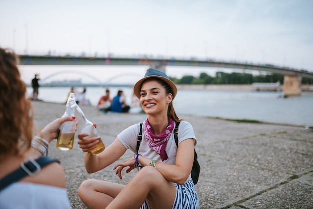 Schöne Mädchen rösten draußen im Sommer.