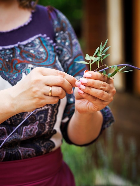 Schöne Mädchenfloristin sammelt einen originellen Blumenstrauß